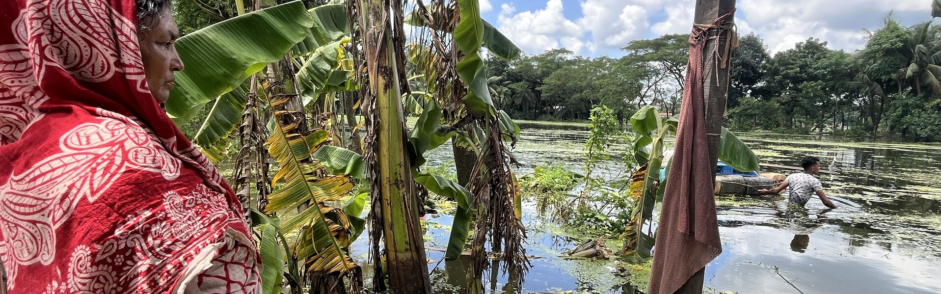 Eine Frau steht im Flutgebiet in Bangladesch Eine Frau steht im Flutgebiet in Bangladesch