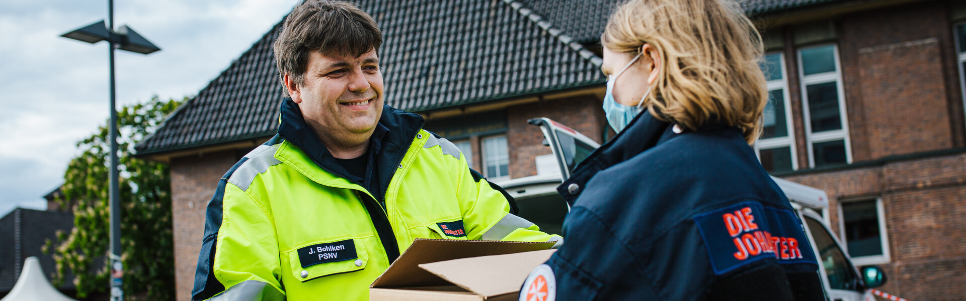 Dank der Unternehmensspende von Peloton können Jörg Bohlken und sein Team der Oldenburger Johanniter Hilfspakete an Bedürftige verteilen Dank der Unternehmensspende von Peloton können Jörg Bohlken und sein Team der Oldenburger Johanniter Hilfspakete an Bedürftige verteilen