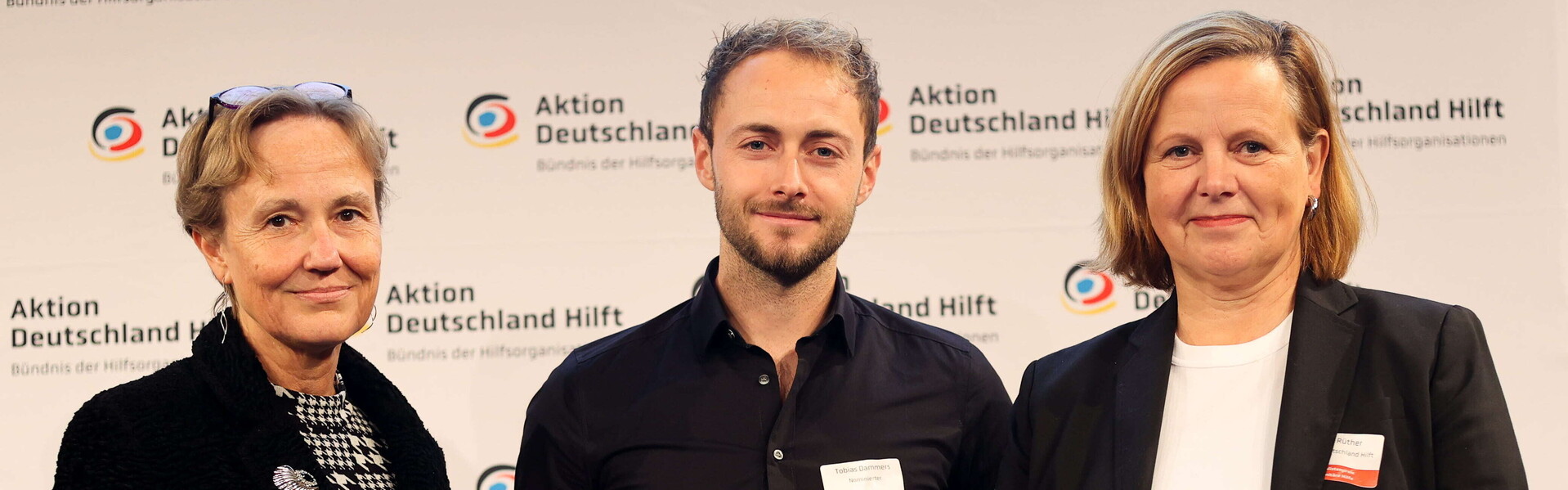 Preisverleihung Journalistenpreis Humanitäre Hilfe: Anka Feldhusen vom Auswärtigen Amt, Gewinner Tobias Dammers, Maria Rüther von Aktion Deutschland Hilft (von links) Preisverleihung Journalistenpreis Humanitäre Hilfe: Anka Feldhusen vom Auswärtigen Amt, Gewinner Tobias Dammers, Maria Rüther von Aktion Deutschland Hilft (von links)