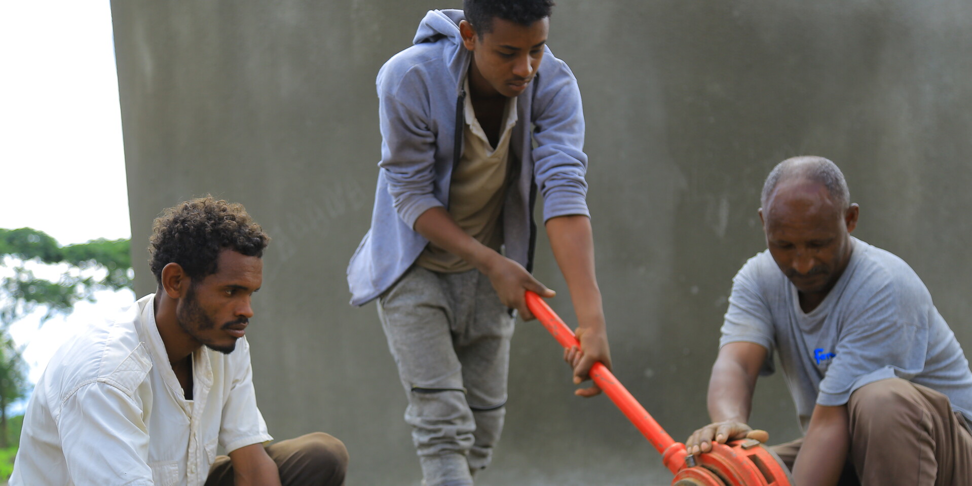 Katastrophenvorsorge in Äthiopien: Männer beim Bau eines Brunnens Katastrophenvorsorge in Äthiopien: Männer beim Bau eines Brunnens