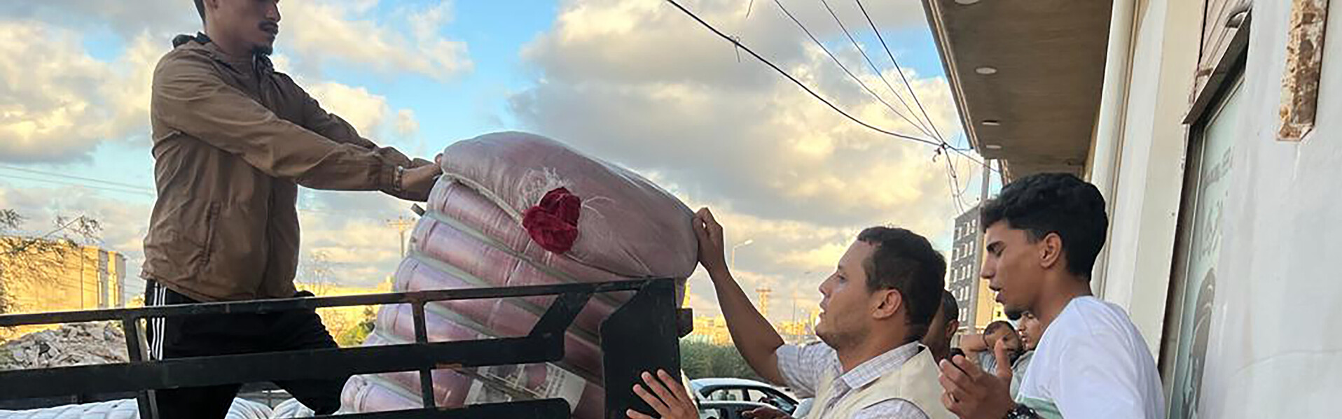 Helfer geben in Libyen Hilfsgüter für Flutbetroffene aus Helfer geben in Libyen Hilfsgüter für Flutbetroffene aus