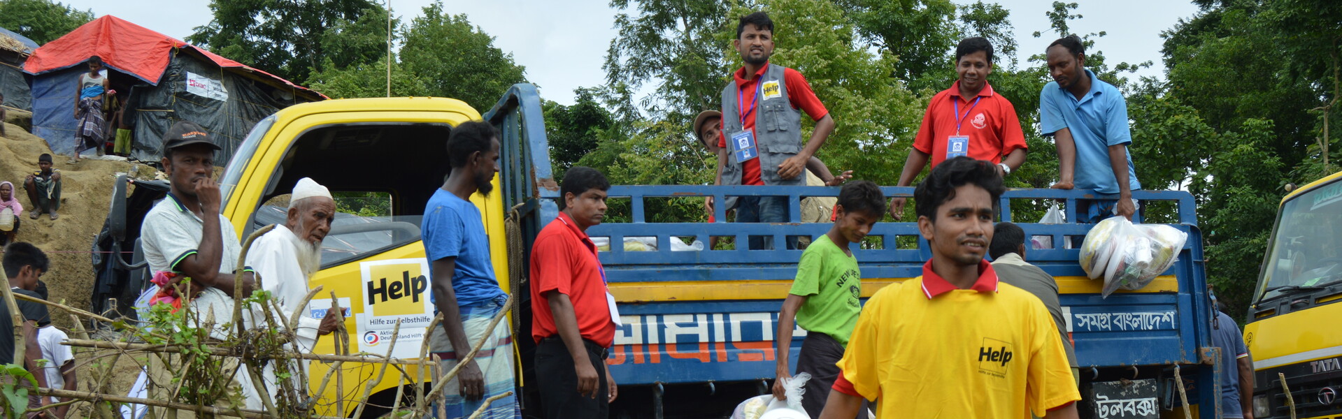 Helfer verteilen Hilfsgüter an Menschen in Bangladesch. Dort hat heftiger Monsunregen für Überschwemmungen gesorgt Helfer verteilen Hilfsgüter an Menschen in Bangladesch. Dort hat heftiger Monsunregen für Überschwemmungen gesorgt