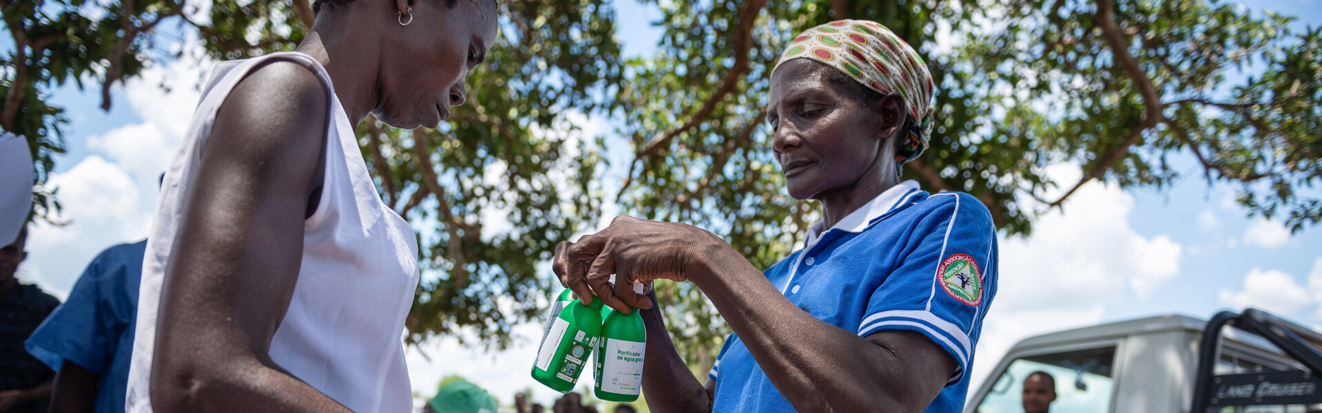 Nach Zyklon Idai: Die Johanniter versorgen die Menschen in Mosambik mit Chlor, um Krankheiten durch verschmutztes Wasser vorzubeugen Nach Zyklon Idai: Die Johanniter versorgen die Menschen in Mosambik mit Chlor, um Krankheiten durch verschmutztes Wasser vorzubeugen