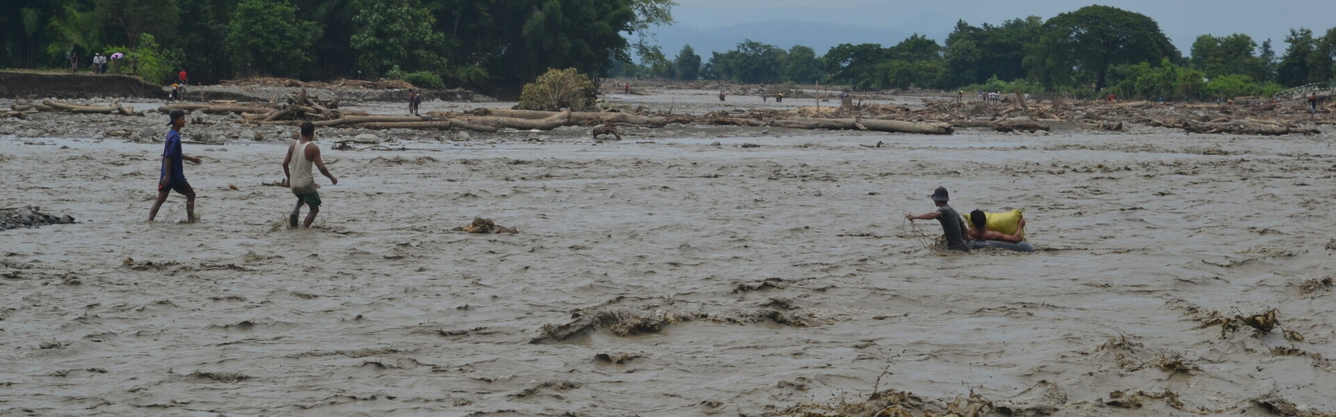 Menschen in Libyen versuchen sich aus den Fluten zu retten, Symbolbild Menschen in Libyen versuchen sich aus den Fluten zu retten, Symbolbild