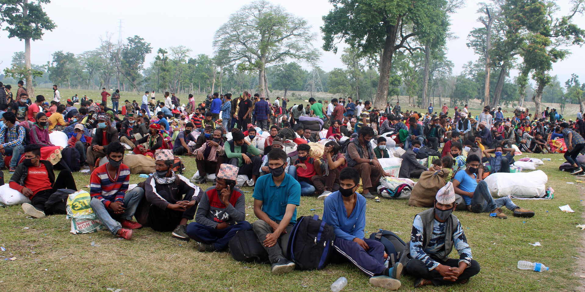 Mit einem Mundschutz versuchen sich die Wanderarbeiter an der indisch-nepalesischen Grenze, vor der Pandemie zu schützen Mit einem Mundschutz versuchen sich die Wanderarbeiter an der indisch-nepalesischen Grenze, vor der Pandemie zu schützen