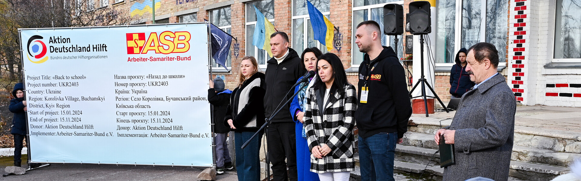 Die ASB-Länderdirektorin Fatima Azizova (am Mikrofon) eröffnet den neuen Schutzraum der Korolivskyi-Schule in Buchanskyi in der Nähe von Kiew Die ASB-Länderdirektorin Fatima Azizova (am Mikrofon) eröffnet den neuen Schutzraum der Korolivskyi-Schule in Buchanskyi in der Nähe von Kiew