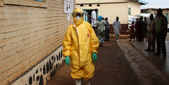 Ein Helfer im Schutzanzug beim Hilfseinsatz in der DR Kongo Ein Helfer im Schutzanzug beim Hilfseinsatz in der DR Kongo