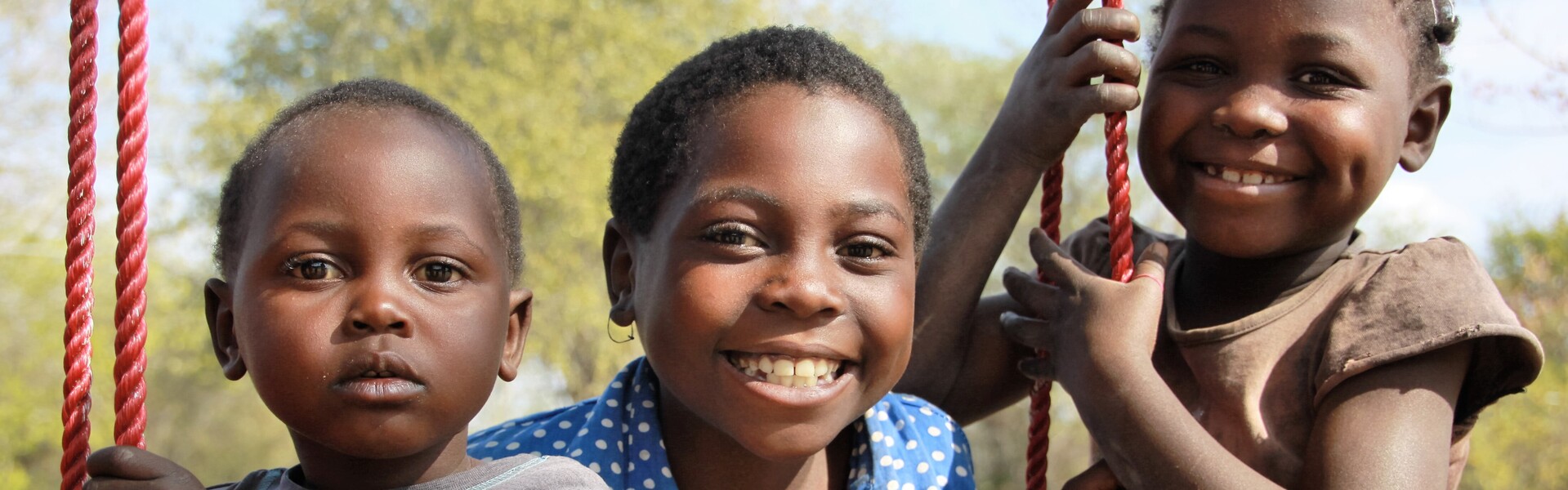 In Afrika spielen Dadiva und ihre Geschwister in Afrika. In Afrika spielen Dadiva und ihre Geschwister in Afrika.