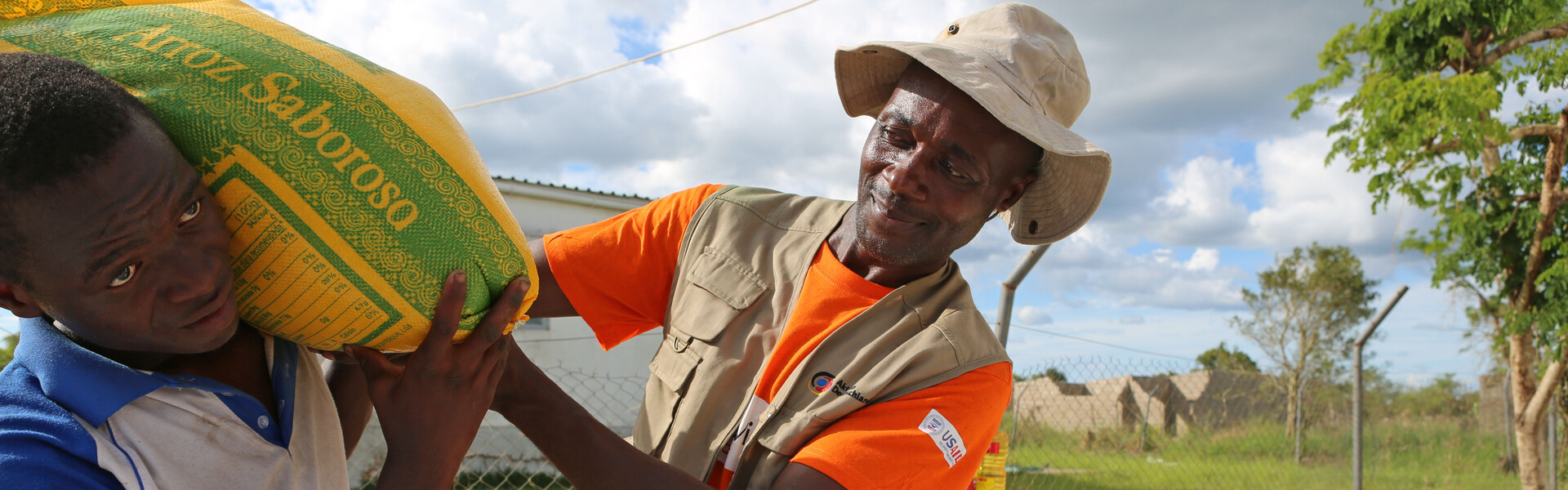 Helfer von World Vision verteilen in Mosambik Lebensmittel an die Opfer des Zyklons Idai Helfer von World Vision verteilen in Mosambik Lebensmittel an die Opfer des Zyklons Idai