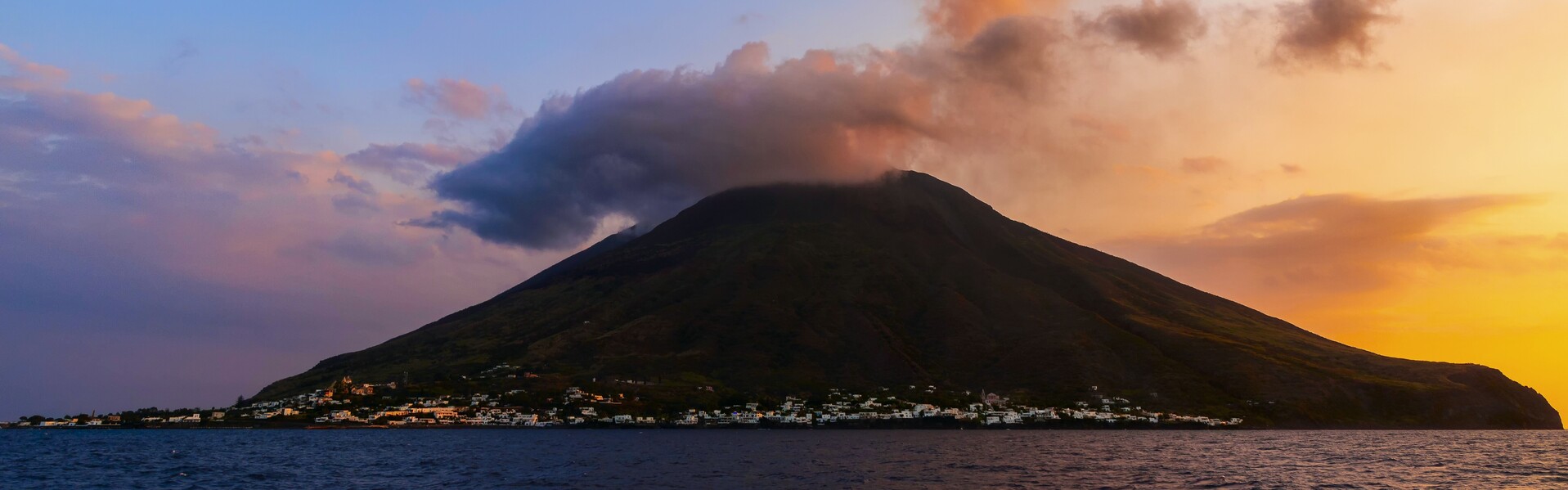 Der Stromboli vor Sizilien ist ein aktiver Vulkan Der Stromboli vor Sizilien ist ein aktiver Vulkan