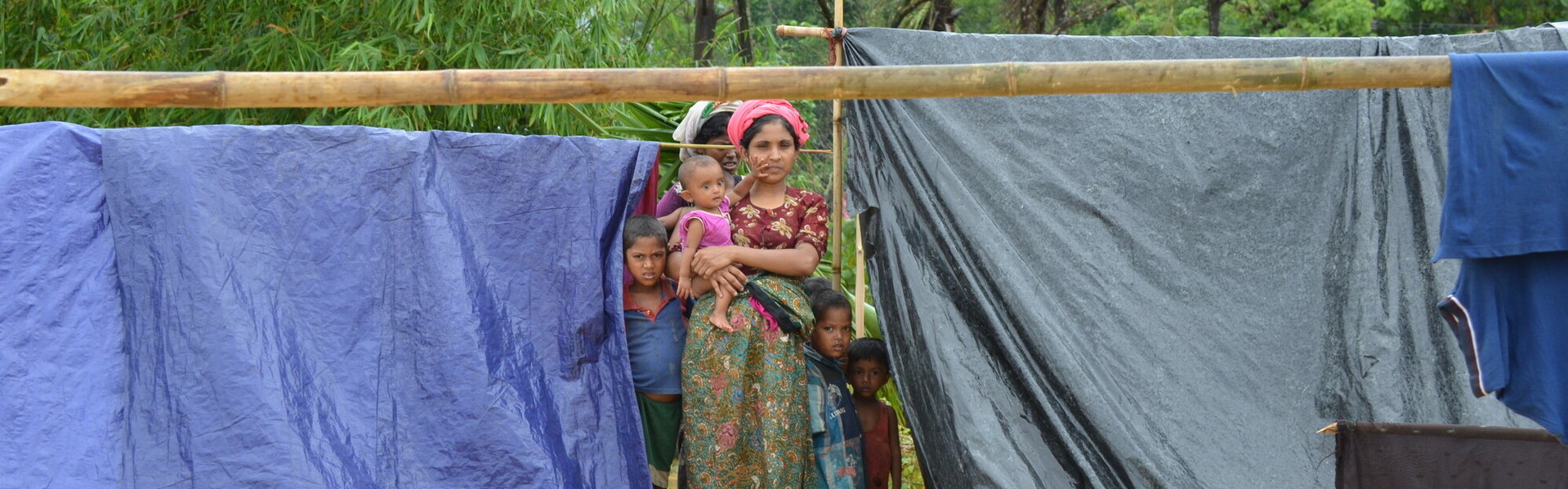 Geflüchtete Familie in einem Camp für Rohingya in Bangladesch Geflüchtete Familie in einem Camp für Rohingya in Bangladesch
