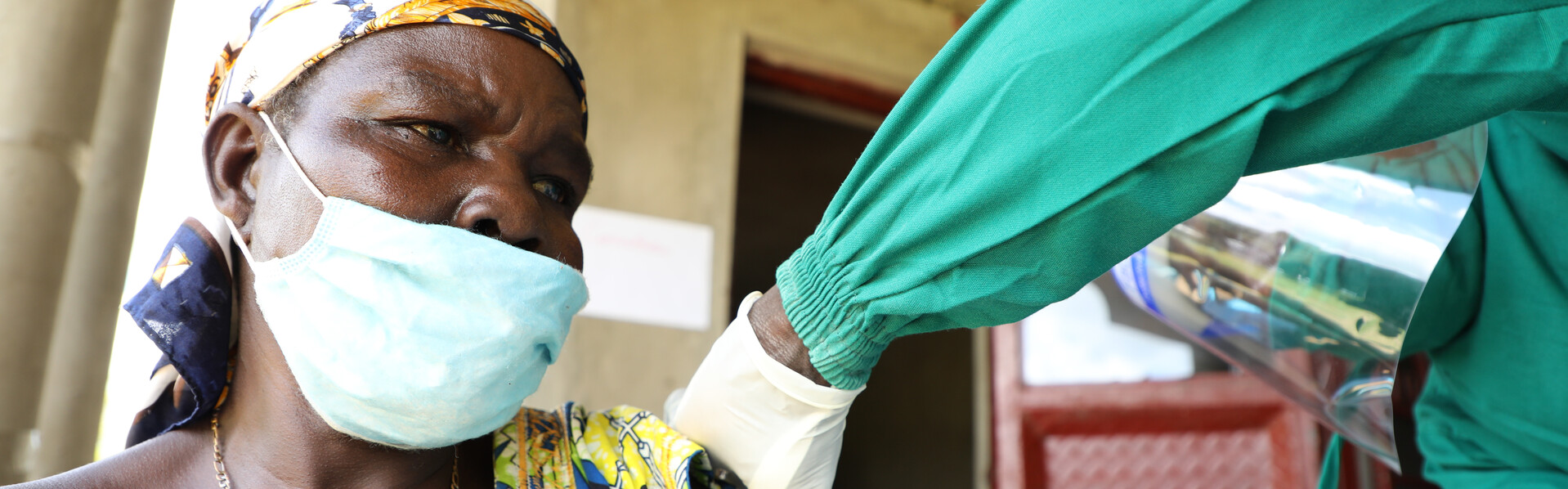 Eine Frau in Afrika erhält eine Impfung gegen das Coronavirus Eine Frau in Afrika erhält eine Impfung gegen das Coronavirus