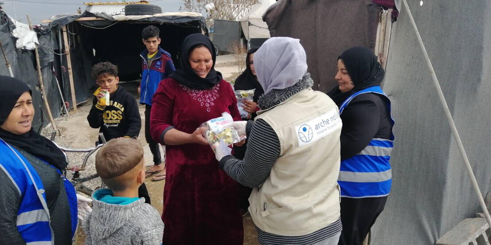 Helfer verteilen Hygienesets an Flüchtlingsfamilien im Irak Helfer verteilen Hygienesets an Flüchtlingsfamilien im Irak