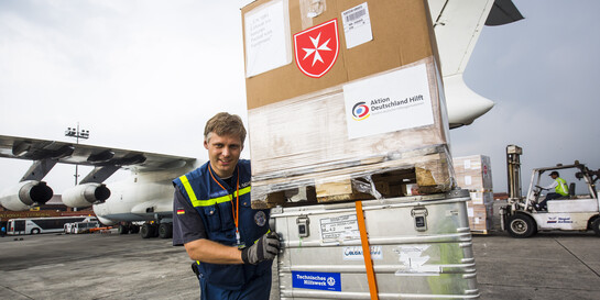 Nach dem schweren Erdbeben in Nepal laden Helfer in Kathmandu die Hilfsgüter aus dem Flugzeug aus. Nach dem schweren Erdbeben in Nepal laden Helfer in Kathmandu die Hilfsgüter aus dem Flugzeug aus.