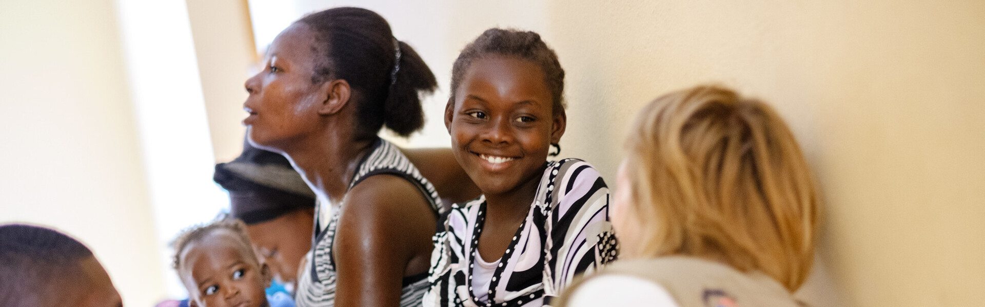 Ein Mädchen in Haiti wartet auf ihren Arztbesuch und spricht mit einer Journalistin aus Deutschland Ein Mädchen in Haiti wartet auf ihren Arztbesuch und spricht mit einer Journalistin aus Deutschland