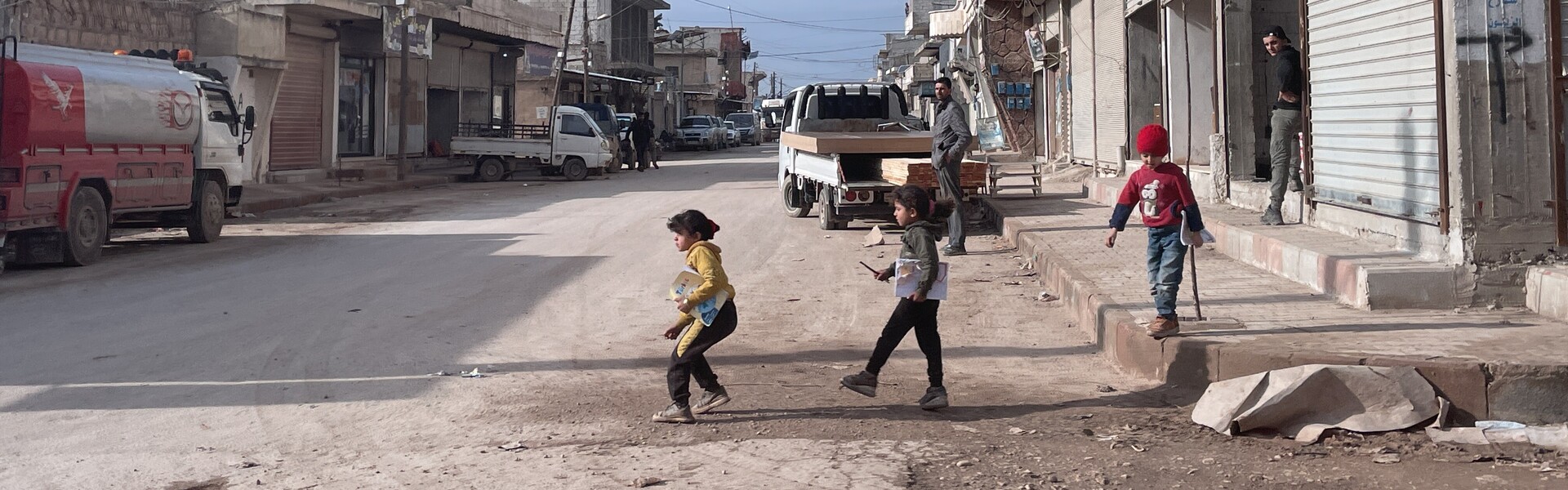 Kinder in der Ortschaft Afrin in Syrien ein Jahr nach der Erdbeben-Katastrophe Kinder in der Ortschaft Afrin in Syrien ein Jahr nach der Erdbeben-Katastrophe