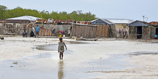 Ein Mädchen läuft nach einer Naturkatastrophe in Haiti durchs Wasser Ein Mädchen läuft nach einer Naturkatastrophe in Haiti durchs Wasser