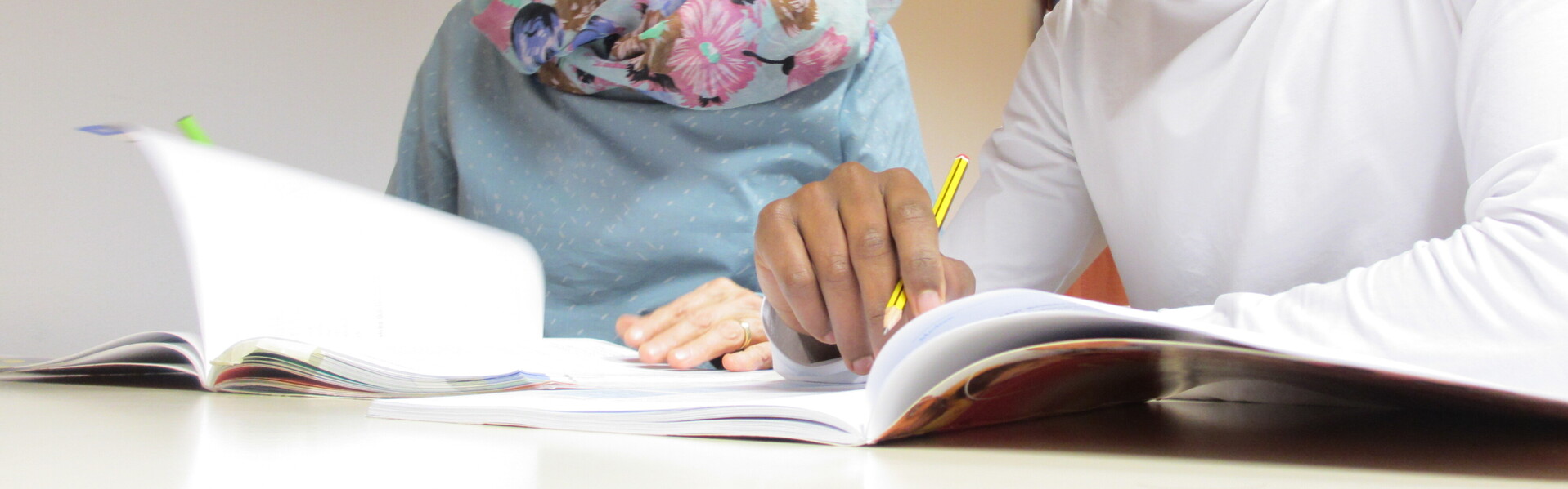 Syrische Flüchtlinge lernen Deutsch in Deutschland. Syrische Flüchtlinge lernen Deutsch in Deutschland.