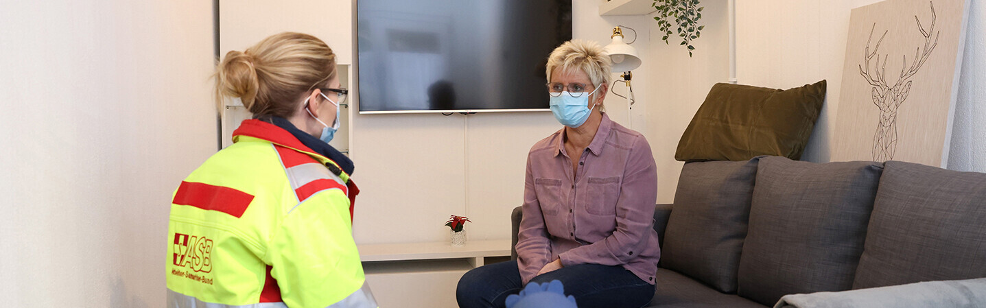 ASB-Helferin mit Bewohnerin in ihrer neuen Unterkunft in Bad Neuenahr-Ahrweiler ASB-Helferin mit Bewohnerin in ihrer neuen Unterkunft in Bad Neuenahr-Ahrweiler