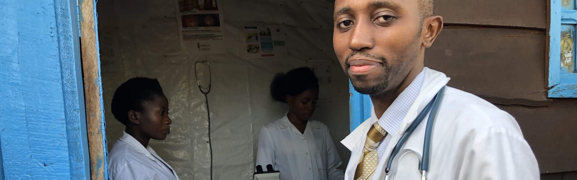 Ein Arzt bei einem Hilfsprojekt zur Katastrophenvorsorge in der DR Kongo Ein Arzt bei einem Hilfsprojekt zur Katastrophenvorsorge in der DR Kongo