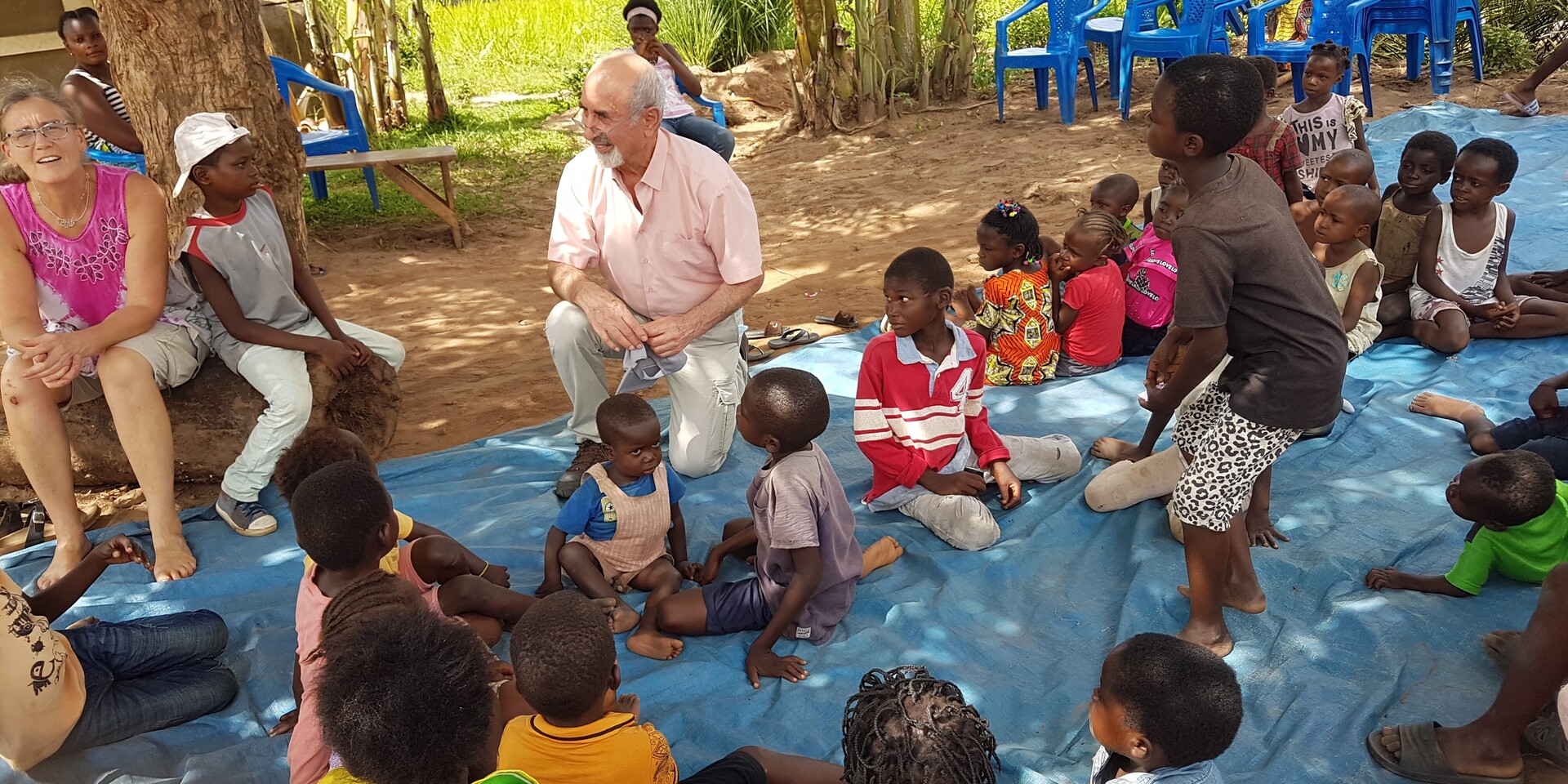 Dr. Emma (Hammer Forum) mit Kindern bei einer Reise in den Kongo Dr. Emma (Hammer Forum) mit Kindern bei einer Reise in den Kongo