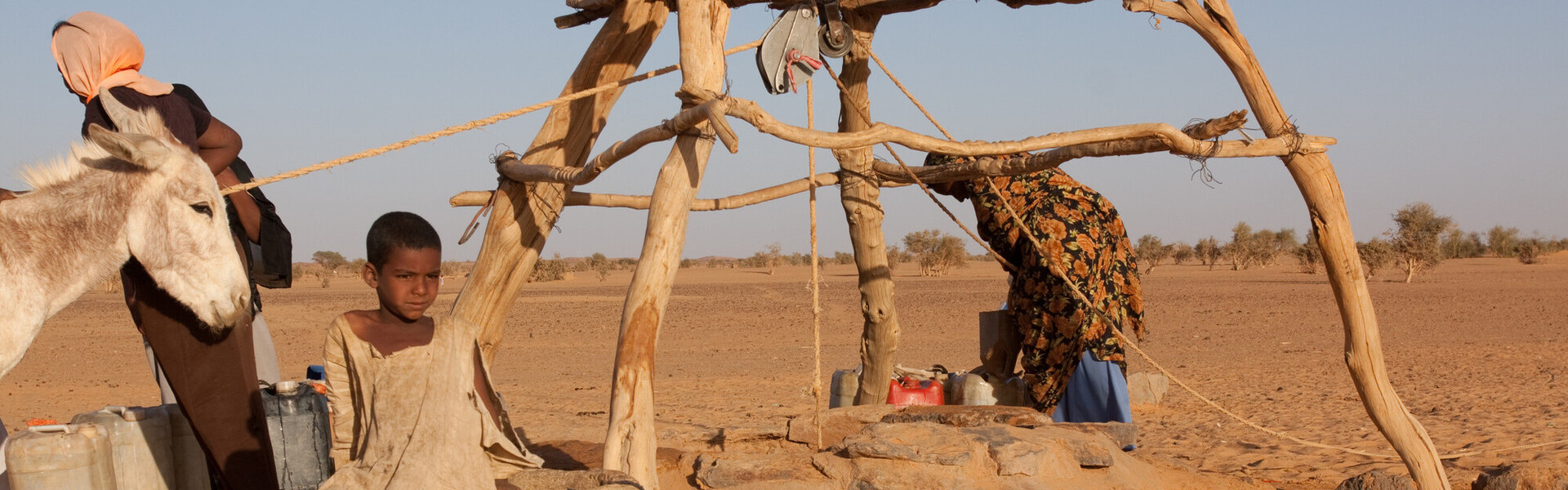 Ein Mädchen mit zwei Eseln in der trockenen Steppe Ostafrikas Ein Mädchen mit zwei Eseln in der trockenen Steppe Ostafrikas