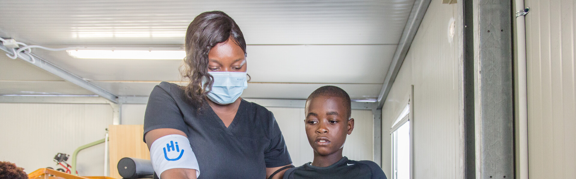 Ein Junge bei der Physiotherapie in Haiti Ein Junge bei der Physiotherapie in Haiti