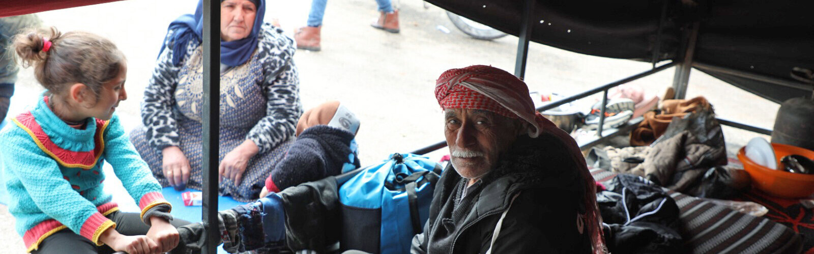 Menschen in einer Notunterkunft in Syrien nach den Erdbeben 2023 Menschen in einer Notunterkunft in Syrien nach den Erdbeben 2023