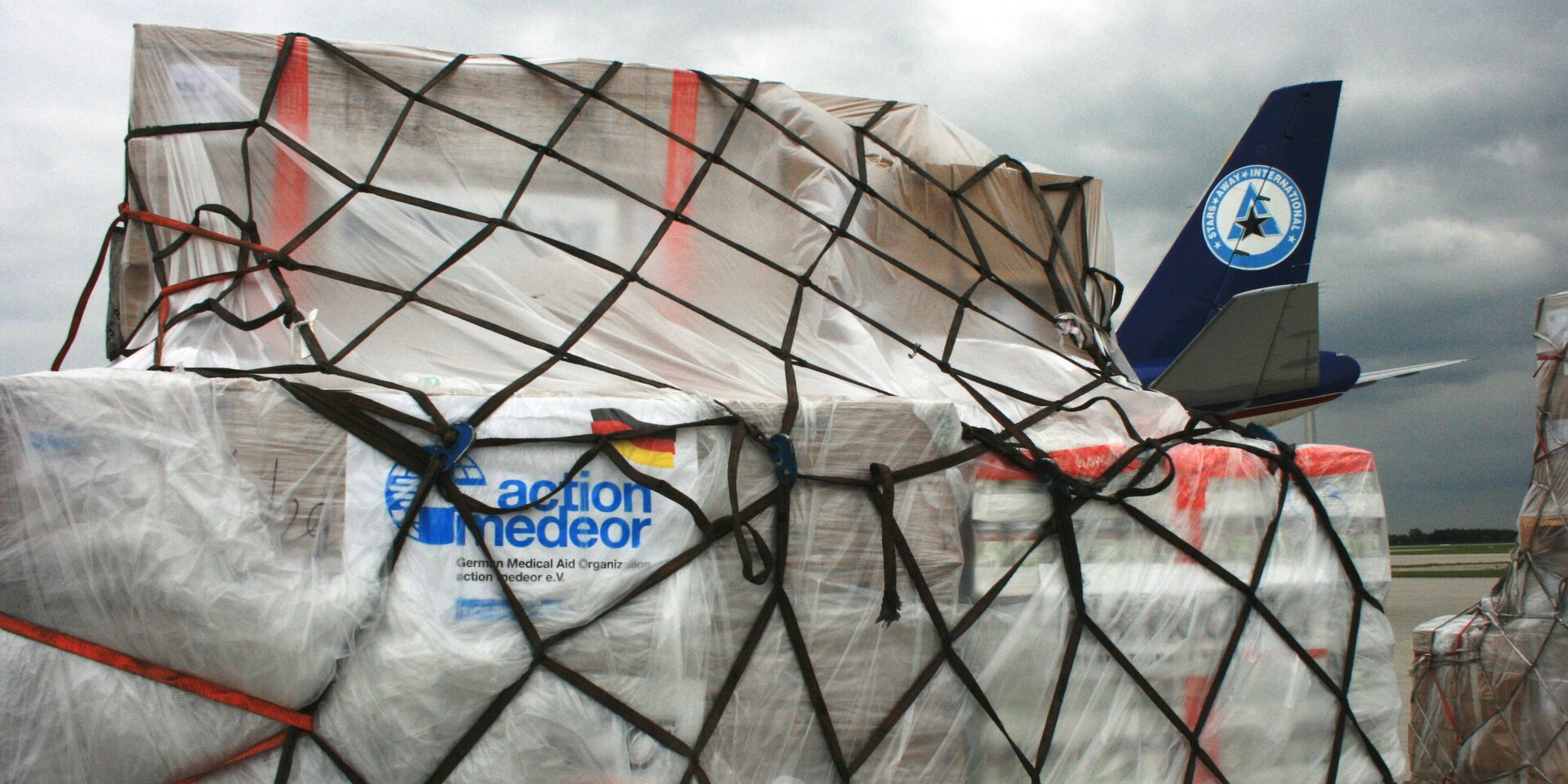 Notfall-Kits mit Medikamenten und Equipment von action medeor werden in die Katastrophenregion geflogen Notfall-Kits mit Medikamenten und Equipment von action medeor werden in die Katastrophenregion geflogen