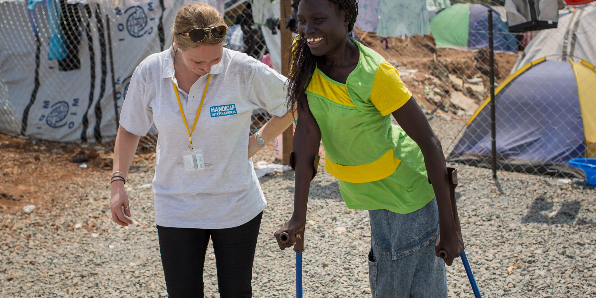 Eine junge Frau im Südsudan hat nach einer Polio-Erkrankungen bleibende Lähmungen in den Beinen. Eine junge Frau im Südsudan hat nach einer Polio-Erkrankungen bleibende Lähmungen in den Beinen.