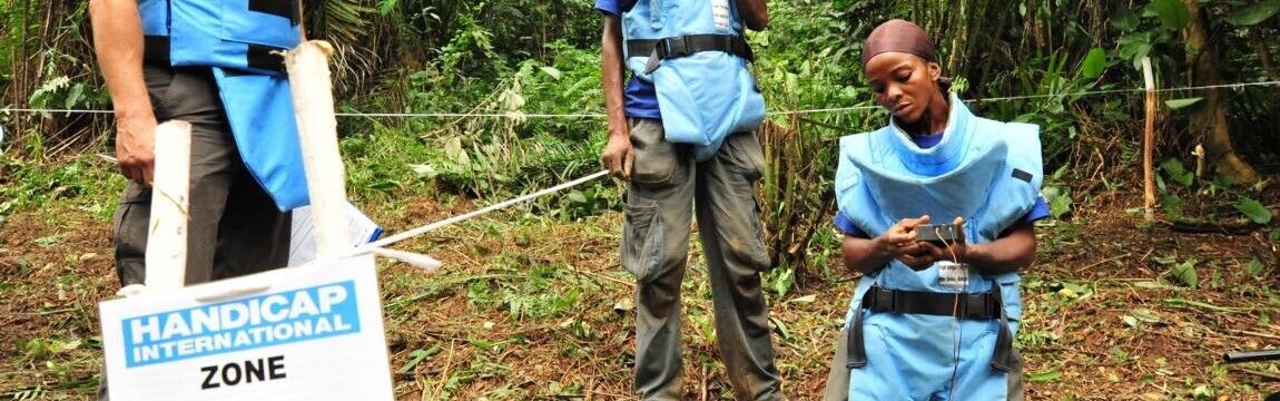 Entminer bei ihrer Arbeit im Kongo Entminer bei ihrer Arbeit im Kongo