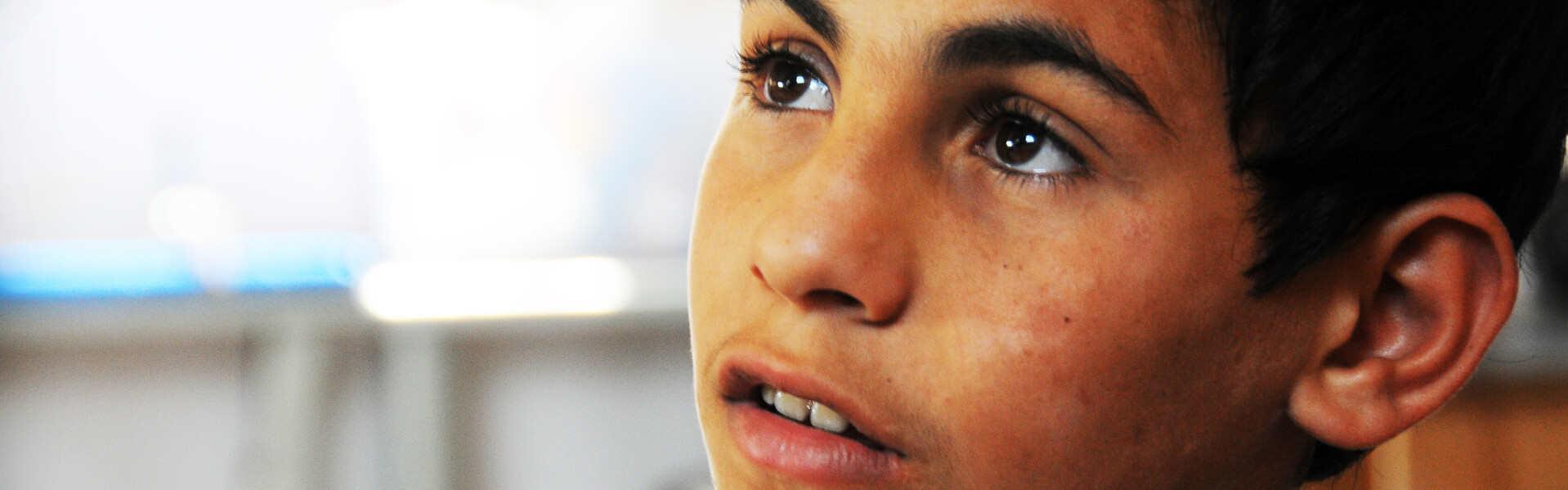 Ein Flüchtlingskind schaut in die Ferne. Ein Flüchtlingskind schaut in die Ferne.