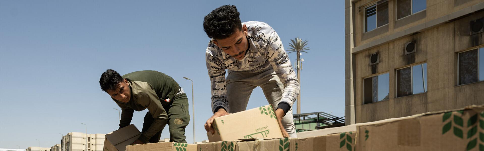 Zwei Männer sortieren in Kairo Hilfspakete für die Menschen in Nahost Zwei Männer sortieren in Kairo Hilfspakete für die Menschen in Nahost