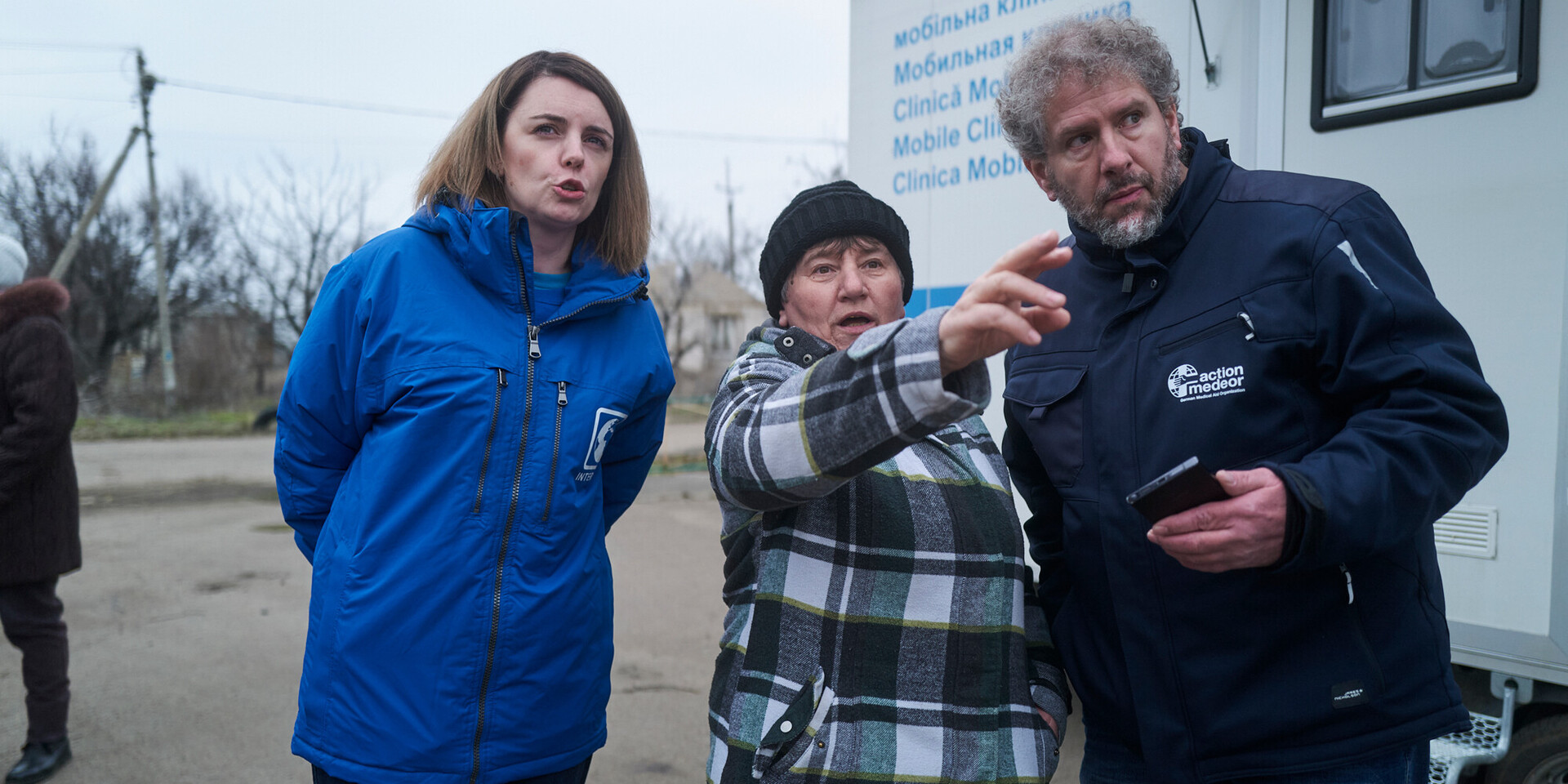 Ludmilla (Mitte) mit Markus Bremers und einer Mitarbeiterin von Hilfsorganisation action medeor Ludmilla mit Markus Bremers und einer Mitarbeiterin von Hilfsorganisation action medeor