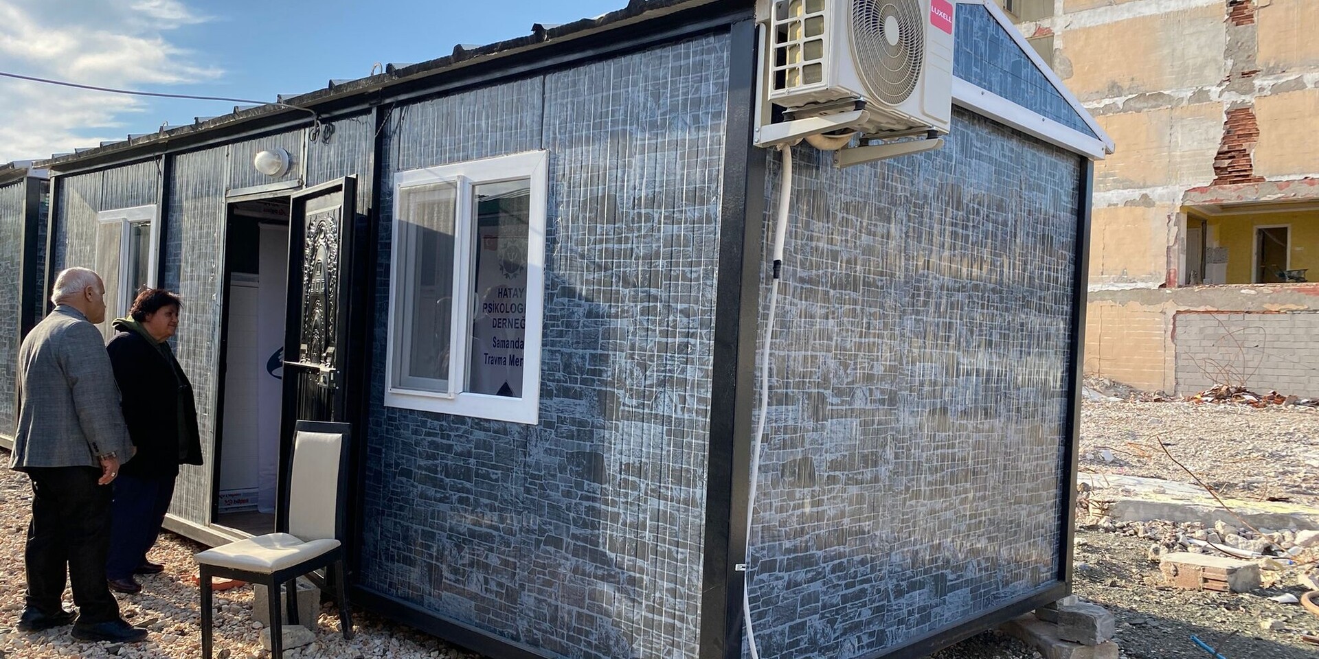 In Samandag dienen Container als Wohnung und Therapiezentrum für vom Erdbeben betroffene Menschen In Samandag dienen Container als Wohnung und Therapiezentrum für vom Erdbeben betroffene Menschen