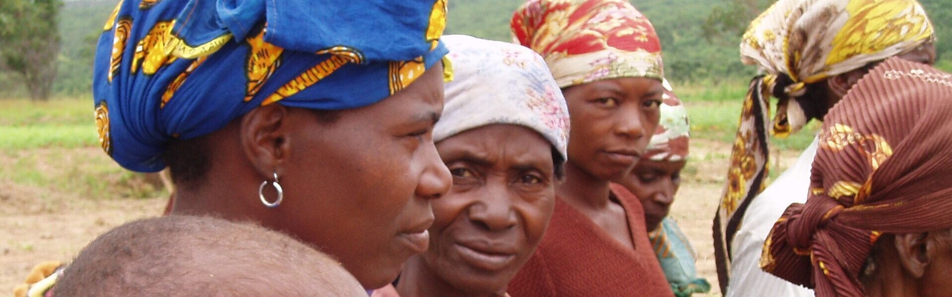 Frauen in Angola werden über die Gefahr von Landminen aufgeklärt Frauen in Angola werden über die Gefahr von Landminen aufgeklärt