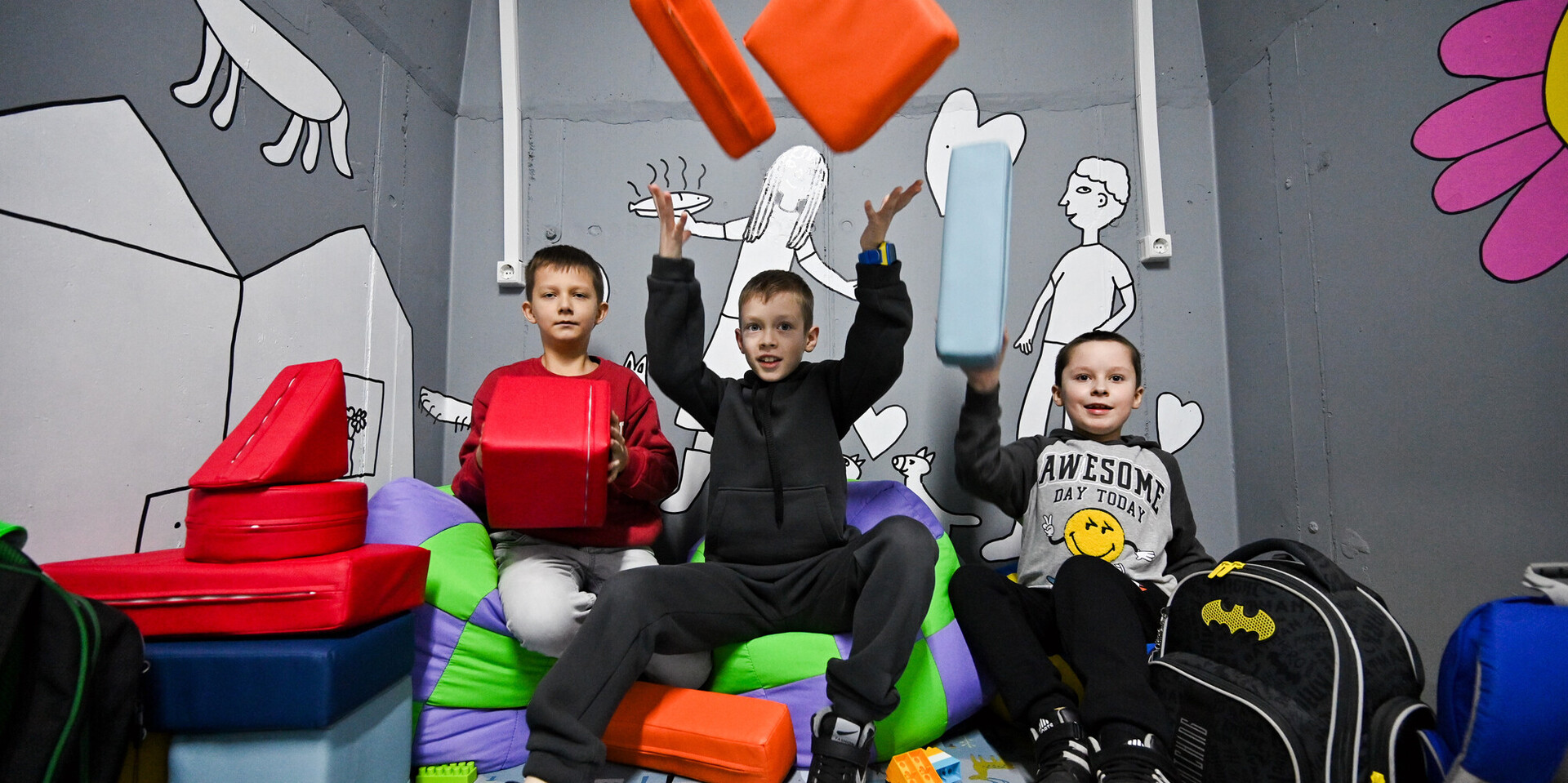 Kinder spielen im neu errichteten Schutzraum unterhalb der ukrainischen Korolivskyi-Schule Kinder spielen im neu errichteten Schutzraum unterhalb der ukrainischen Korolivskyi-Schule