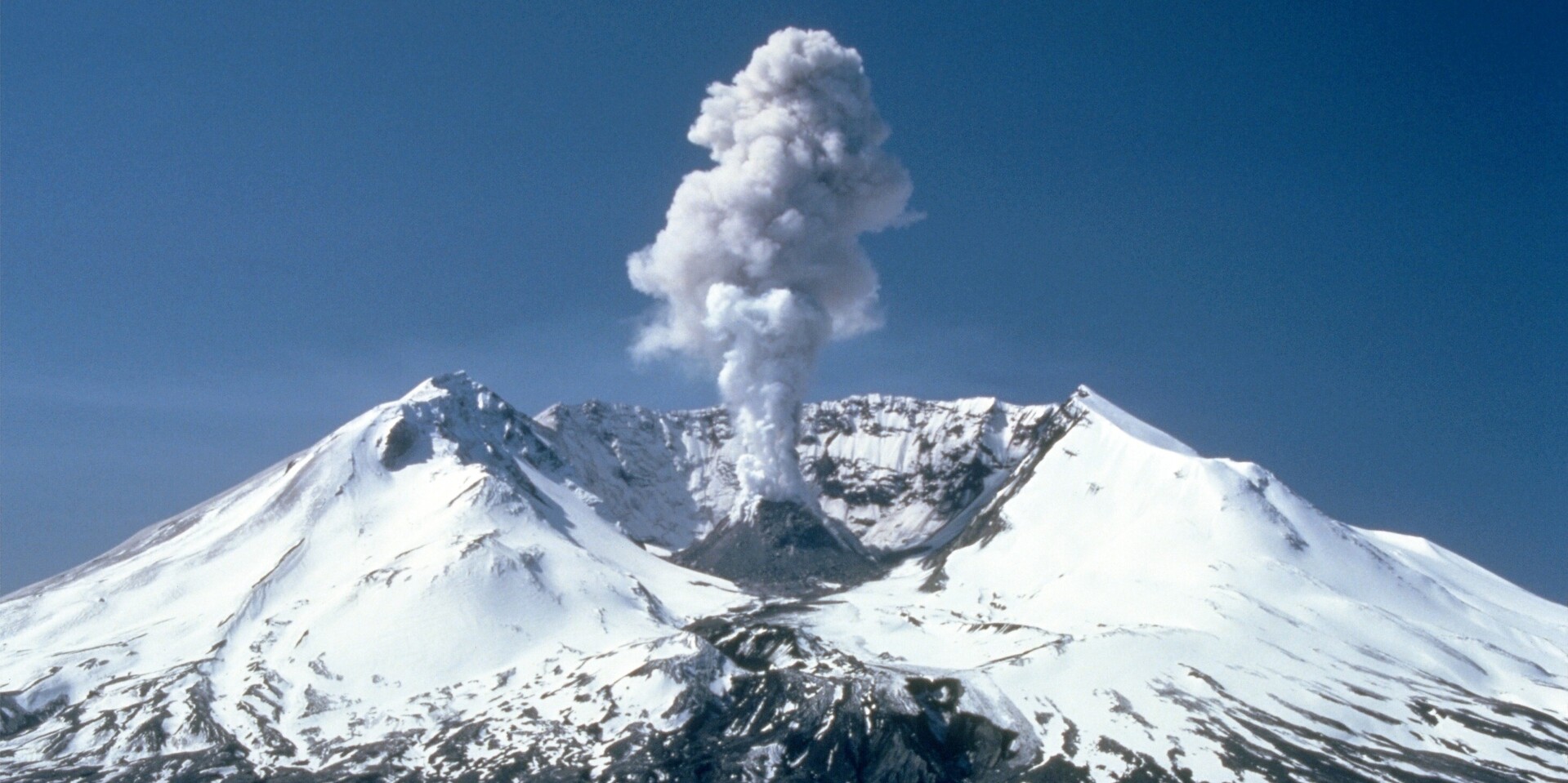 Der Vulkan Mount St. Helens in den USA spuckt Asche Der Vulkan Mount St. Helens in den USA spuckt Asche