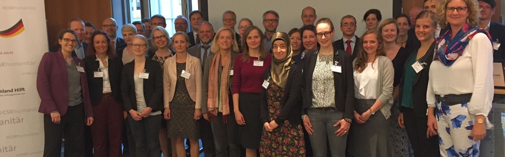 Die Teilnehmer des Netzwerktreffen "Gesundheit und Humanitäre Hilfe" stellen sich für ein Gruppenfoto auf. Die Teilnehmer des Netzwerktreffen "Gesundheit und Humanitäre Hilfe" stellen sich für ein Gruppenfoto auf.