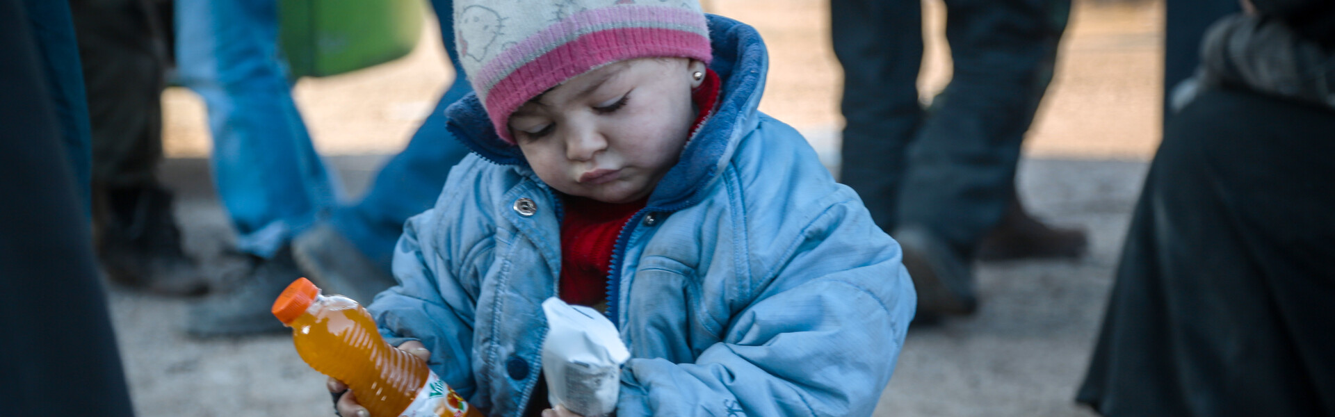 Mädchen in Syrien erhält Lebensmittel Mädchen in Syrien erhält Lebensmittel