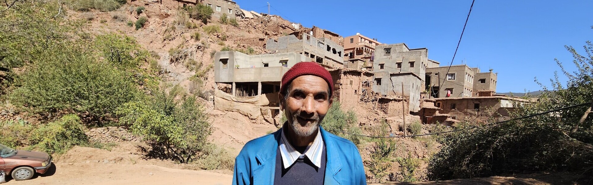 Ein Mann in einem vom Erdbeben zerstörten Dorf in Marokko Ein Mann in einem vom Erdbeben zerstörten Dorf in Marokko