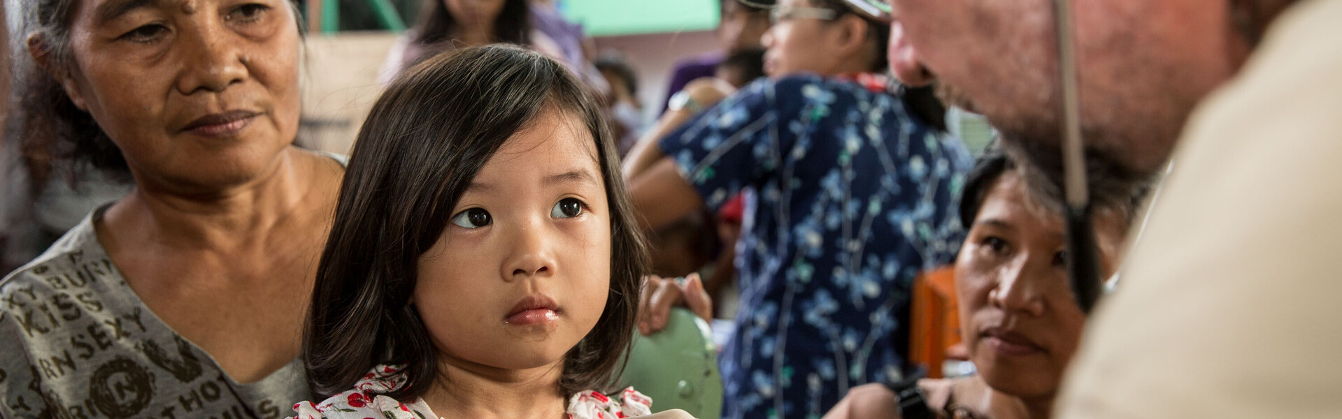 Nach dem Taifun Haiyan auf den Philippinen untersucht ein Arzt ein Mädchen. Nach dem Taifun Haiyan auf den Philippinen untersucht ein Arzt ein Mädchen.
