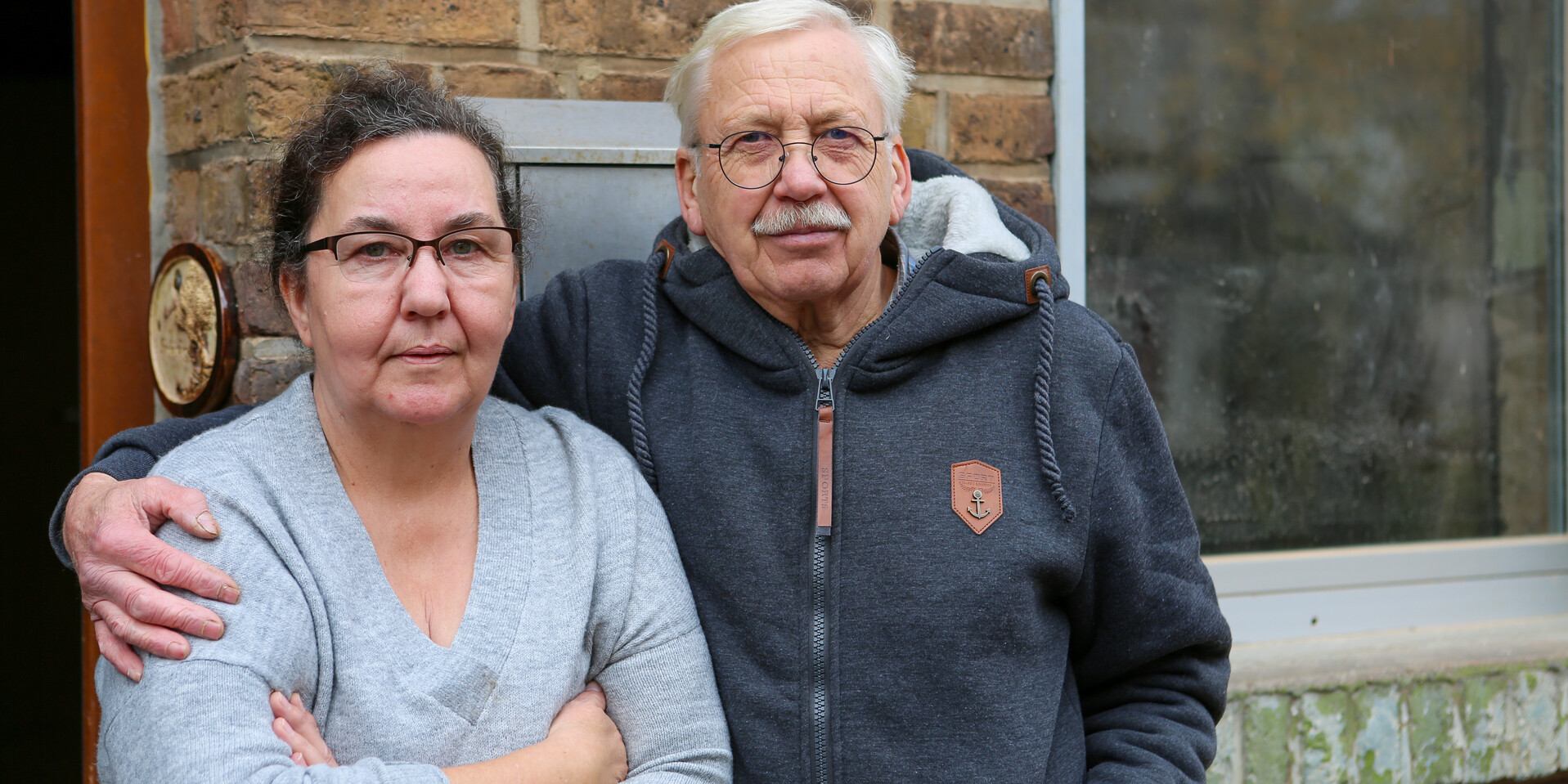 Alttext: Das Ehepaar Perleberg, deren Haus vom Hochwasser schwer beschädigt wurde Alttext: Das Ehepaar Perleberg, deren Haus vom Hochwasser schwer beschädigt wurde