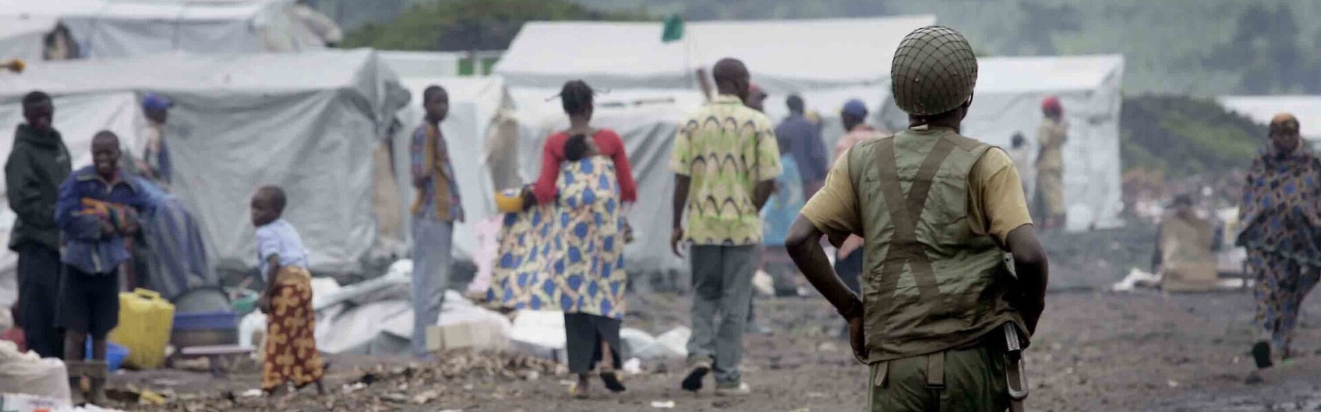 Ein Soldat patrouilliert in einem Flüchtlingscamp nahe der Stadt Goma Ein Soldat patrouilliert in einem Flüchtlingscamp nahe der Stadt Goma