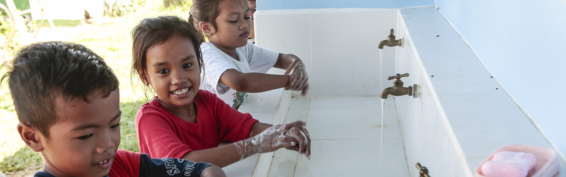 Wasserprojekt Philippinen: Kinder waschen sich die Hände Wasserprojekt Philippinen: Kinder waschen sich die Hände