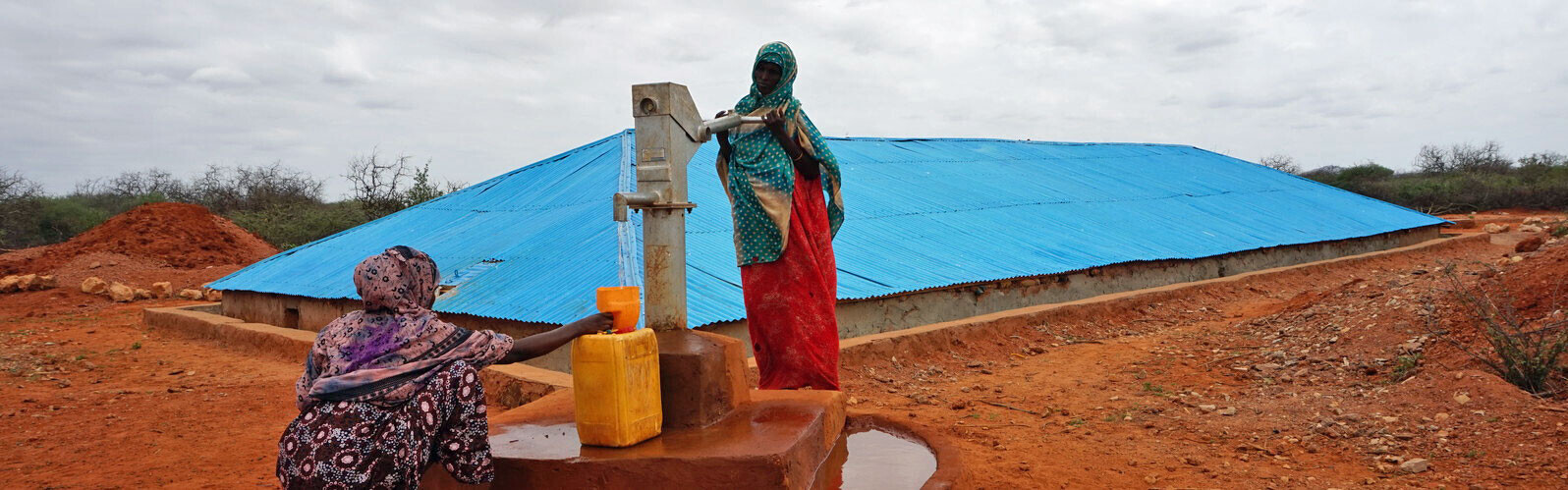 Frauen in Äthiopien füllen aus einem Brunnen Trinkwasser in gelbe Kanister ab Frauen in Äthiopien füllen aus einem Brunnen Trinkwasser in gelbe Kanister ab