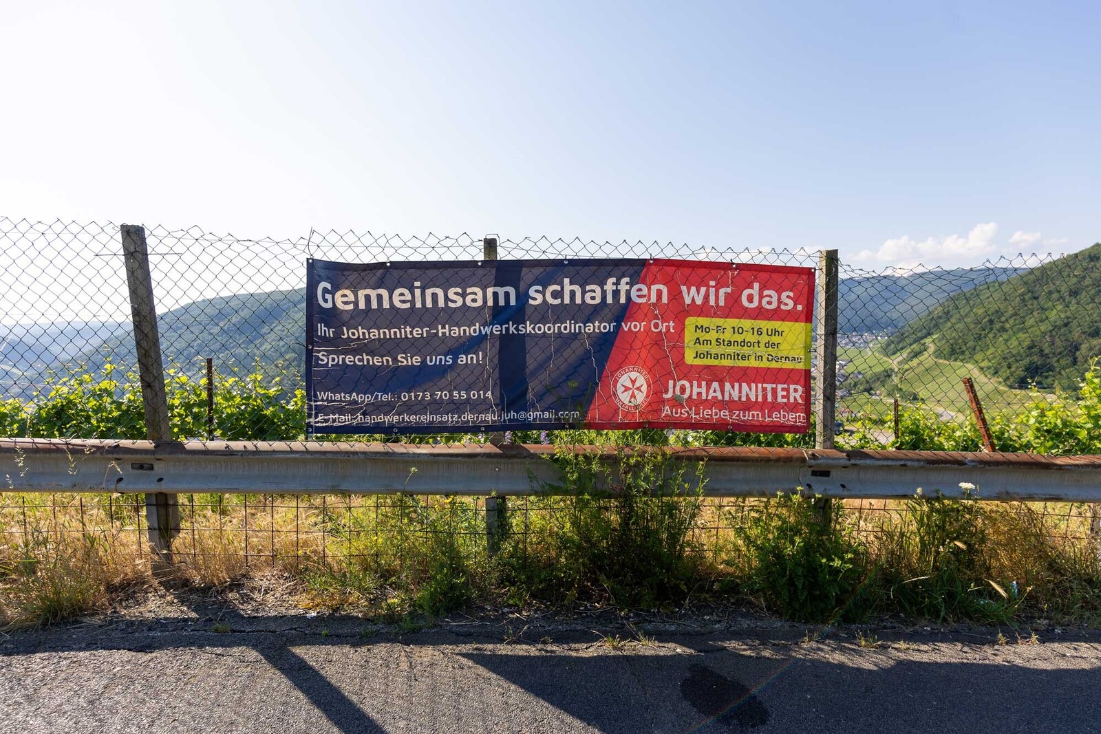 Banner mit Werbung für die Hochwasserhilfe der Johanniter an einer Straße in Richtung Ahrtal 