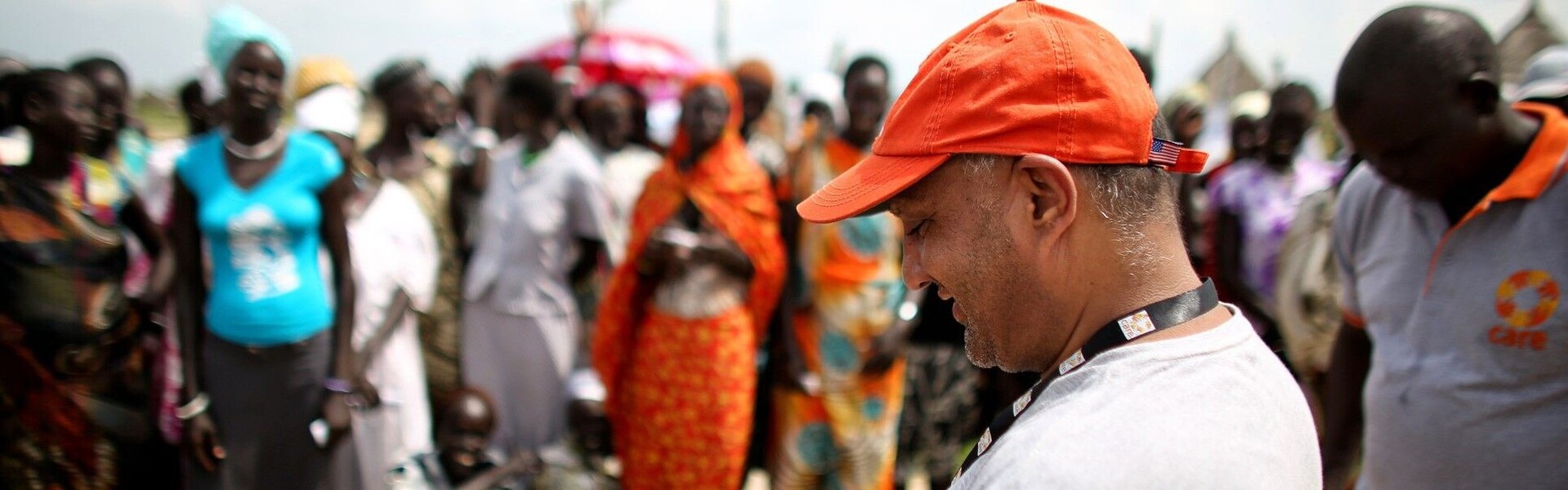 Im Südsudan ist das Bündnis Aktion Deutschland Hilft seit vielen Jahren aktiv - hier untersützt ein Helfer die Menschen dabei, ihr Land zu bewirtschaften Im Südsudan ist das Bündnis Aktion Deutschland Hilft seit vielen Jahren aktiv - hier untersützt ein Helfer die Menschen dabei, ihr Land zu bewirtschaften