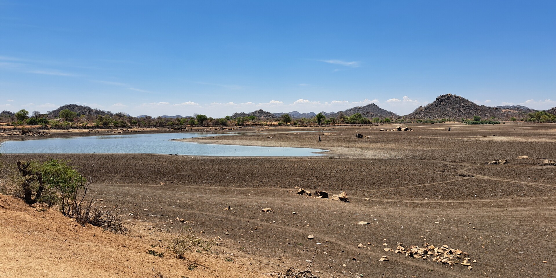 Ein nahezu ausgetrockneter See im Süden von Simbabwe Ein nahezu ausgetrockneter See im Süden von Simbabwe