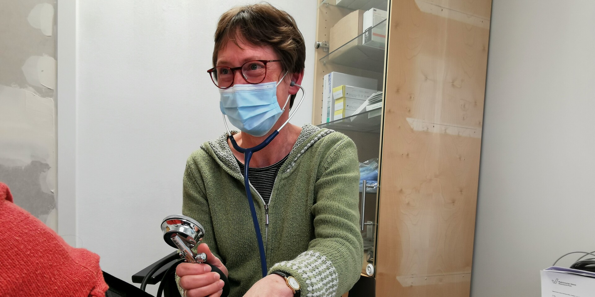 Dr. Stefanie Nacke in den neuen Behandlungsräumen in Kalenborn Dr. Stefanie Nacke in den neuen Behandlungsräumen in Kalenborn